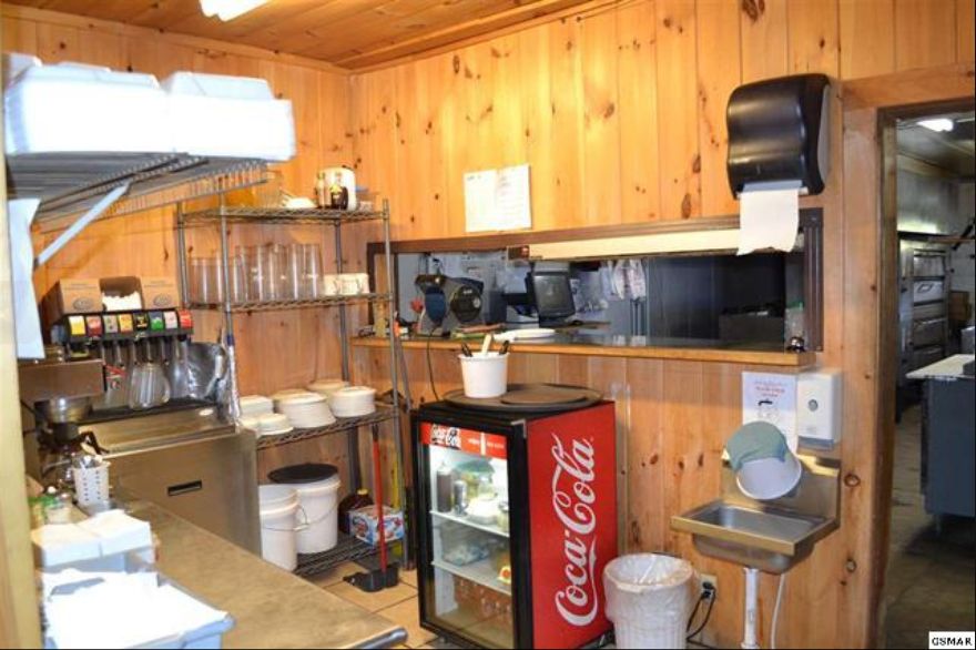Luigi's Pizzeria: 1017 E Parkway, Gatlinburg, TN 37738